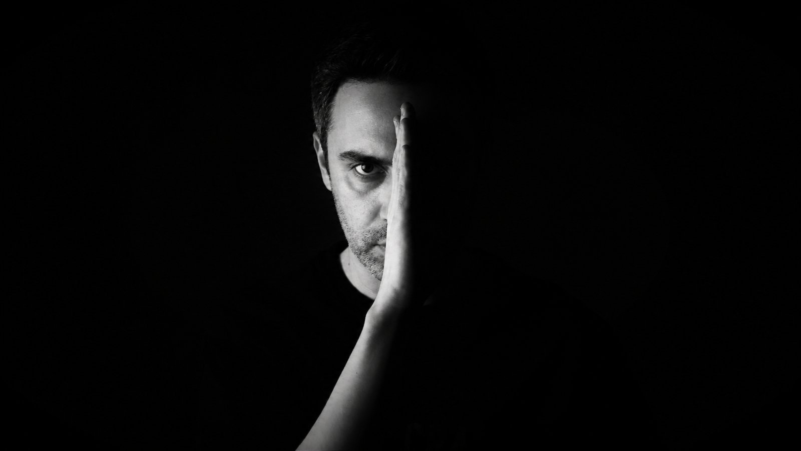 Rodrigo Siqueira — retrato artístico em preto e branco